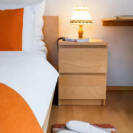 Cosy One Bedroom Balcony And Private Parking *